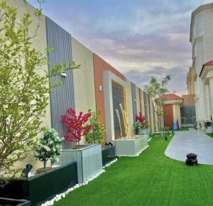 شركة-تنسيق-حدائق-بالرياض تصميم حدائق فلل مودرن بالرياض بعشب صناعي وجلسات خارجية حديثة
